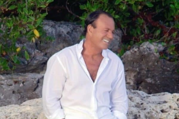 Novas acusações de agressão sexual contra Julio Iglesias por ex-funcionárias