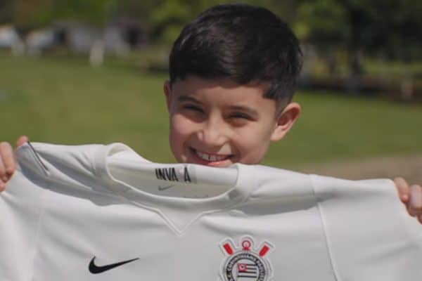 Criança hostilizada após ganhar camisa de Neymar visita CT do Corinthians