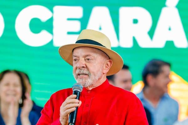 Lula critica Flávio Bolsonaro em Juazeiro do Norte por uso de fake news