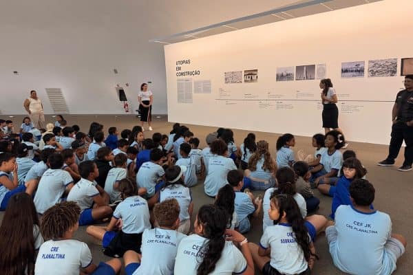 Alunos do 4º ano de Planaltina exploram a história de Brasília em exposição no Museu Nacional
