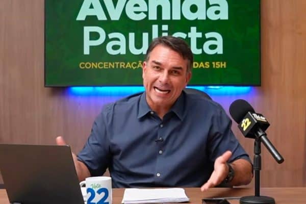 Flávio Bolsonaro acusa Kassab de envolvimento em doações suspeitas