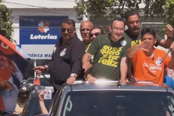 Augusto Cury realiza carreata em Araçatuba e critica polarização política