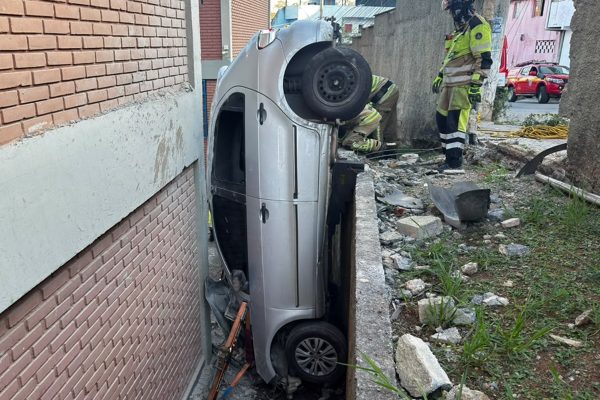 Carro colide com muro de escola em Vespasiano; motorista de 61 anos é resgatado