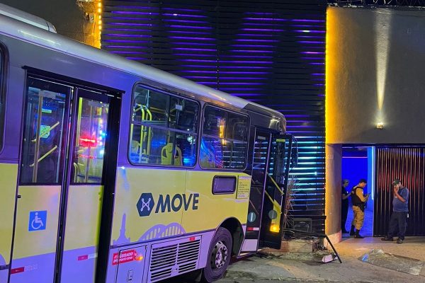Acidente em BH: Ônibus colide com motel no Anel Rodoviário, motorista e funcionária feridos