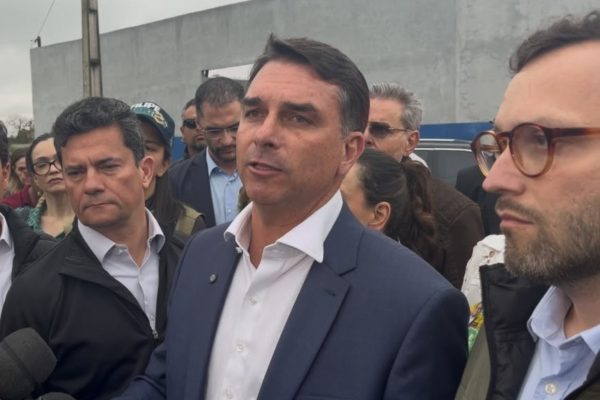 Flávio Bolsonaro critica Alexandre de Moraes e o chama de “laranja podre” no STF