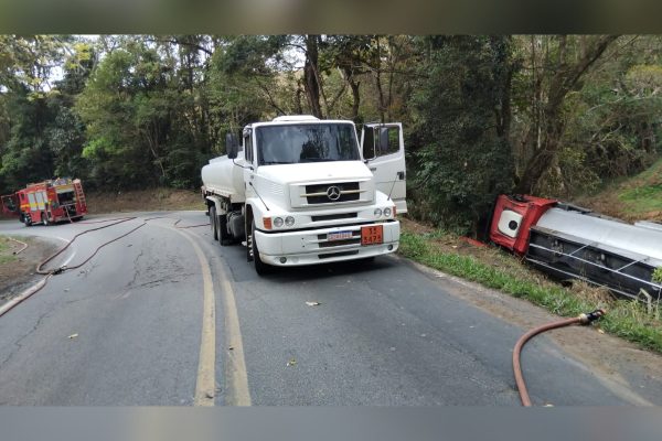 Caminhão-tanque tomba e derrama etanol em córrego na BR-354 em Pouso Alto