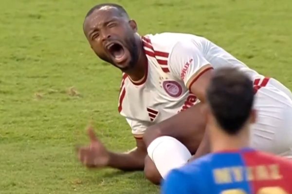 Ayoub El Kaabi quebra a perna em dividida no Campeonato Grego
