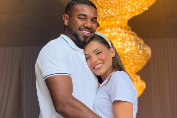 Davi Brito se emociona ao ver noiva Emily Araujo no altar em Salvador