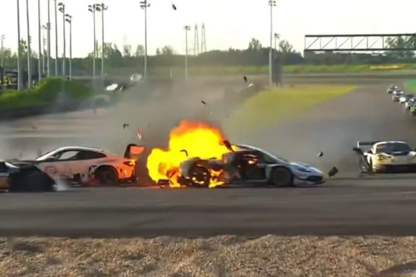 Piloto abandona corrida para salvar colega de carro em chamas no China GT