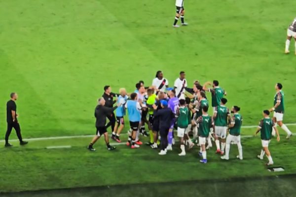 Jogadores de Fluminense e Vasco se Envolvem em Confusão no Clássico do Brasileirão