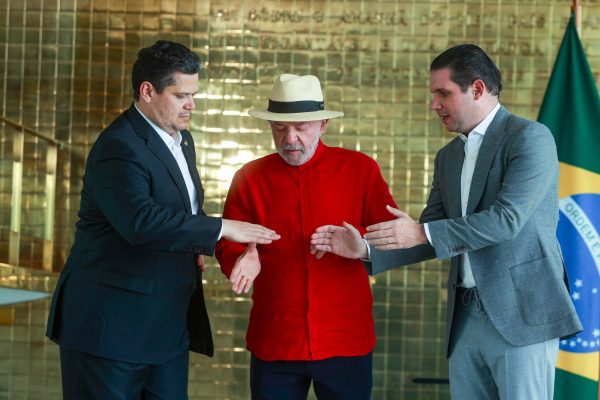 Lula busca manter acordos no Congresso para evitar dependência do Centrão