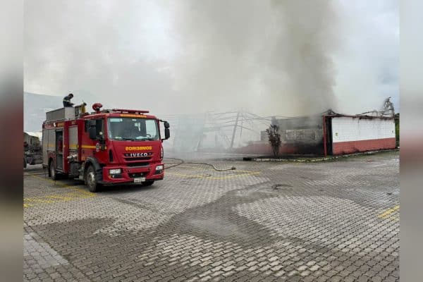 Incêndio em galpão de telhas no Distrito Industrial de Juiz de Fora não deixa vítimas
