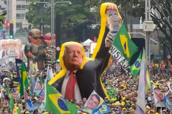 Flávio Bolsonaro lidera ato na Paulista com boneco de Trump segurando Lula preso