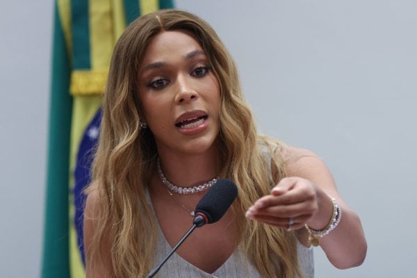 Erika Hilton condena boneco de Trump em manifestação de Flávio Bolsonaro na Paulista