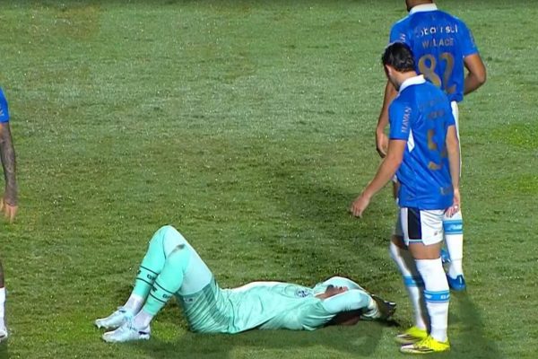 Goleiro do Grêmio, Weverton, passa mal antes de jogo contra o Vitória