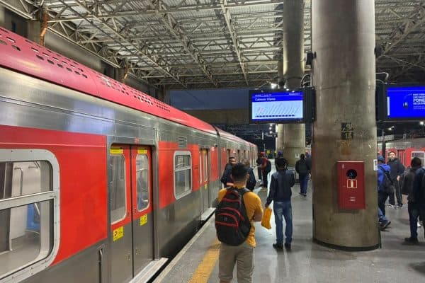 Falha na Linha 12-Safira da CPTM causa evacuação no Tatuapé