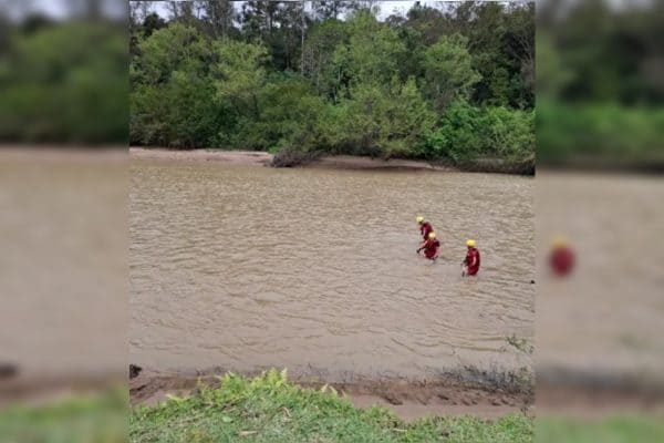 Pais de menino autista notam desaparecimento em 3 minutos; corpo é encontrado em rio