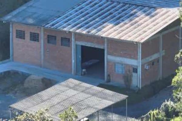 Britânico procurado pela Interpol é capturado por liderar “bunker do pó”