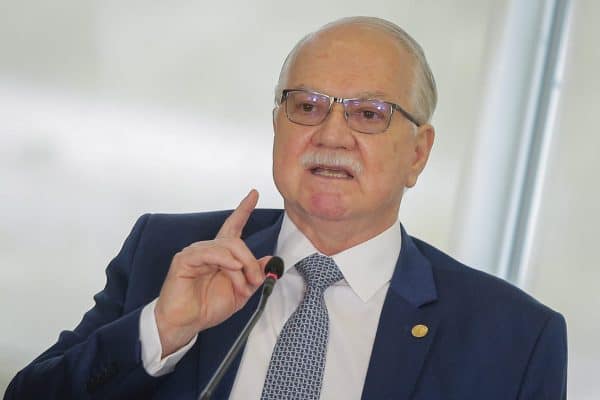 Fachin concede 72 horas a Mendonça após AGU questionar afastamento de Andrei