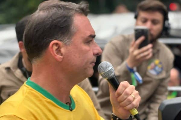 Campanha de Flávio Bolsonaro busca associar Moraes a Lula para desgastar o petista