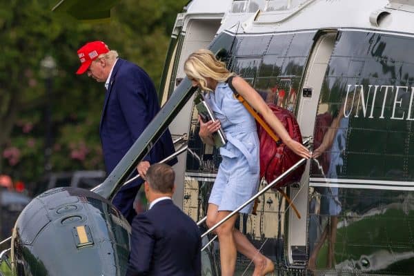 Donald Trump presenteia com R$ 229 mil três assessores da Casa Branca no Natal