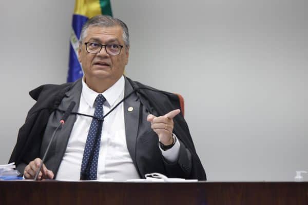 Flávio Dino reverte decisão de Mendonça e restabelece Andrei na chefia da PF