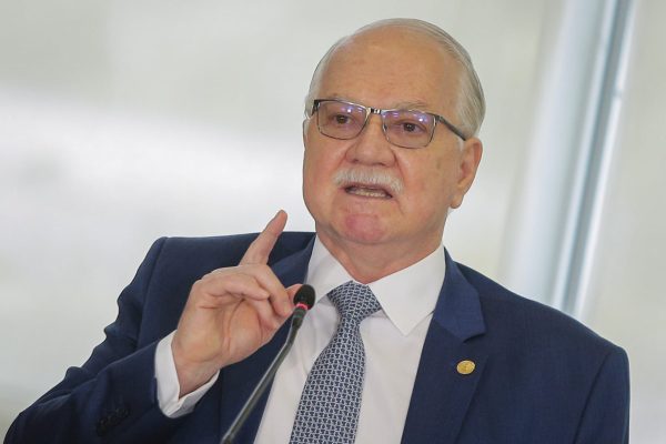 Decisão de Dino Intensifica Crise no STF e Pressiona Fachin
