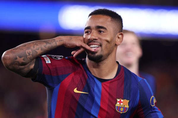 Gabriel Jesus marca seu primeiro gol pelo Barcelona na Champions League