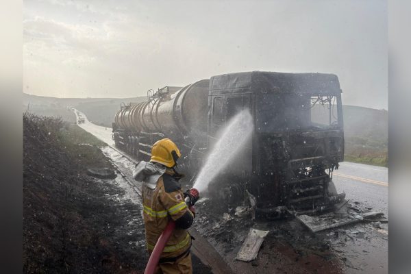 Carreta com 30 mil litros de etanol pega fogo na BR-262 em Minas Gerais