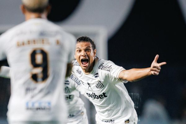Santos vence Atlético-MG por 2 a 0 e leva vantagem na Sul-Americana