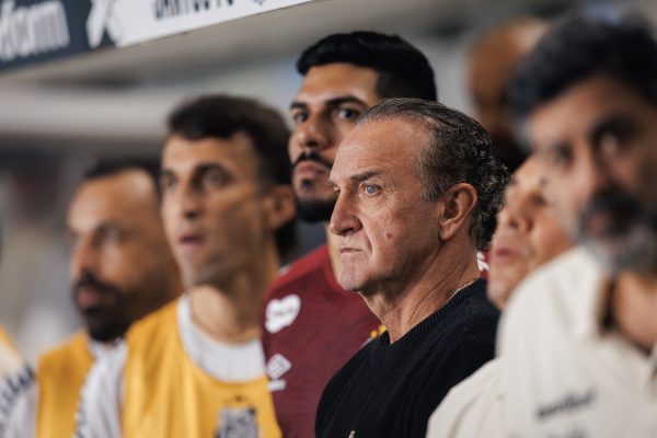 Cuca exalta vantagem do Santos na Sul-Americana, mas alerta para o Brasileirão