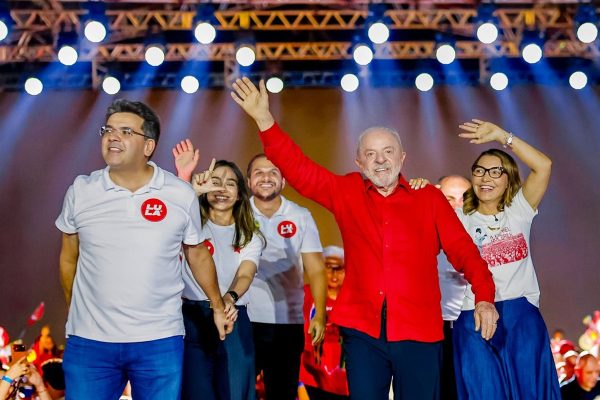 Lula critica uso de bandeiras dos EUA em atos políticos no Brasil
