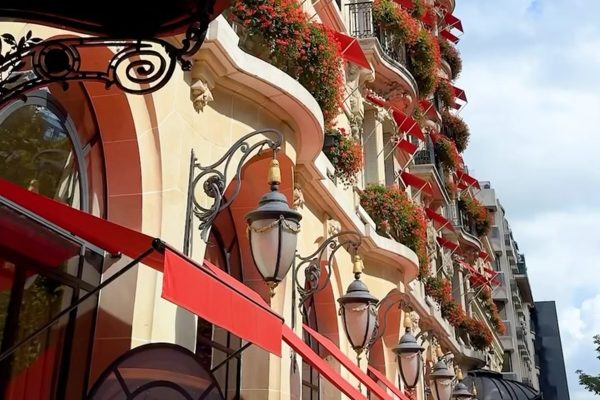 Homens invadem hotel de luxo em Paris e furtam itens valiosos de empresário
