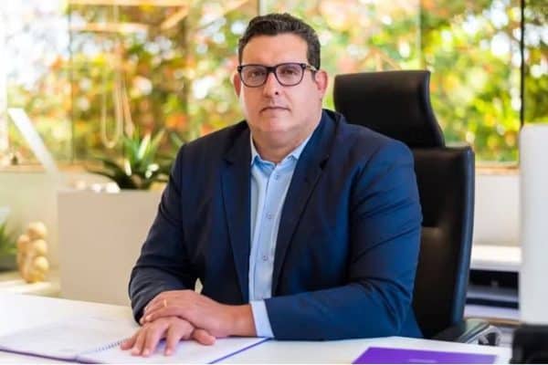 Amigo de Flávio Bolsonaro assinou contrato com produtora seis meses após repasse