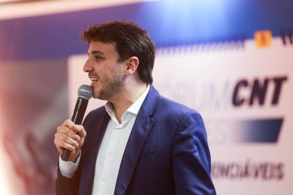 Renan Santos diz que investigação sobre Dark Horse pode beneficiar Flávio Bolsonaro