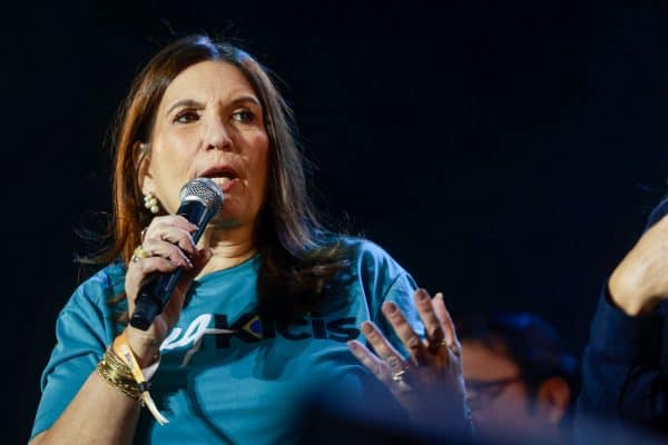 Bia Kicis nega destinar emenda para filme “Dark Horse”