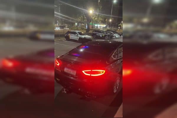 Homem é detido por uso de giroflex ilegal e porte de arma em Brasília