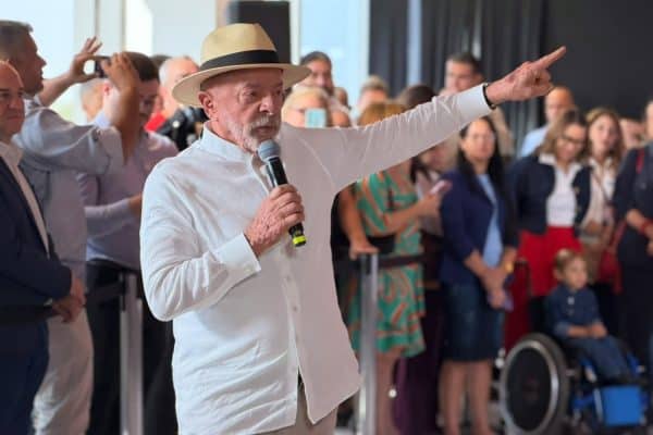 Lula adota nova estratégia eleitoral focando em Flávio Bolsonaro e regiões chave