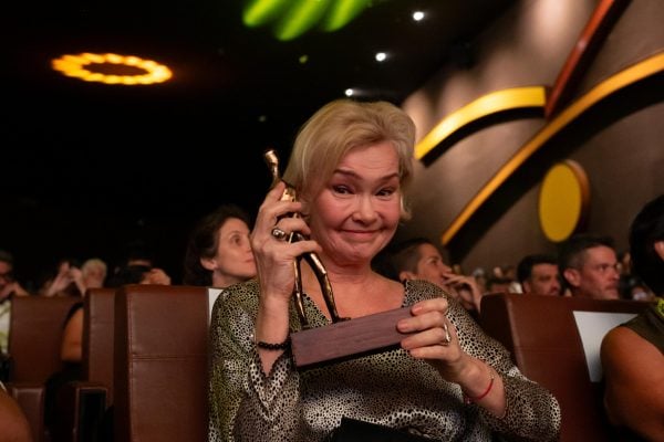 Julia Lemmertz se emociona com homenagem no Festival de Brasília