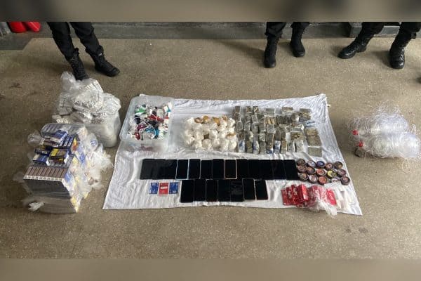 Polícia Penal intercepta drone e apreende celulares e drogas em presídio do Rio