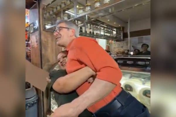 Romeu Zema é levantado por apoiadora durante campanha em Sete Lagoas