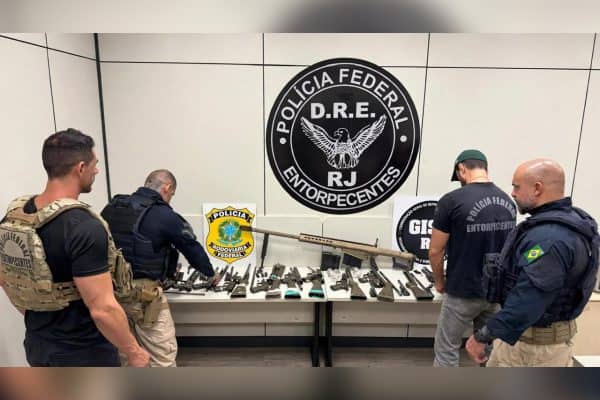 Arsenal com fuzil .50 em caminhão seria entregue ao Comando Vermelho