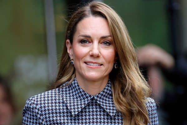 Kate Middleton retorna ao hospital onde tratou câncer em visita emocionante