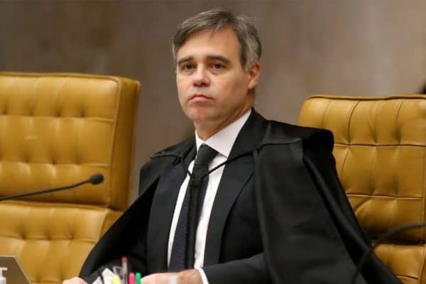 Mendonça Suspende Ação sobre Mensagens de Vorcaro e Moraes por Ordem de Fachin