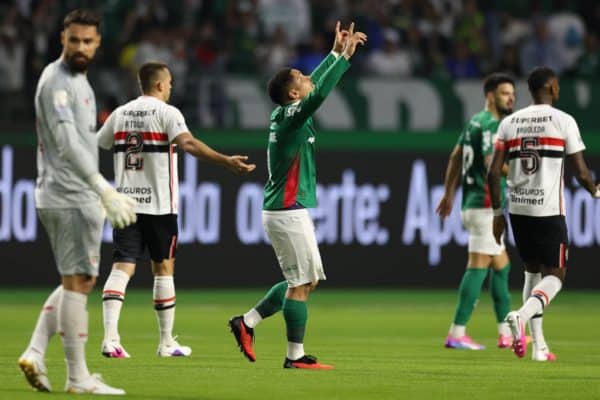 Palmeiras vence São Paulo e lidera provisoriamente o Brasileirão