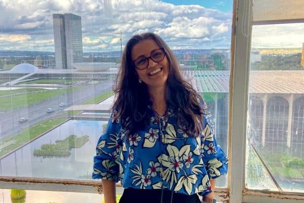 Paciente com Crohn relata crises intensas e novas opções de tratamento no SUS