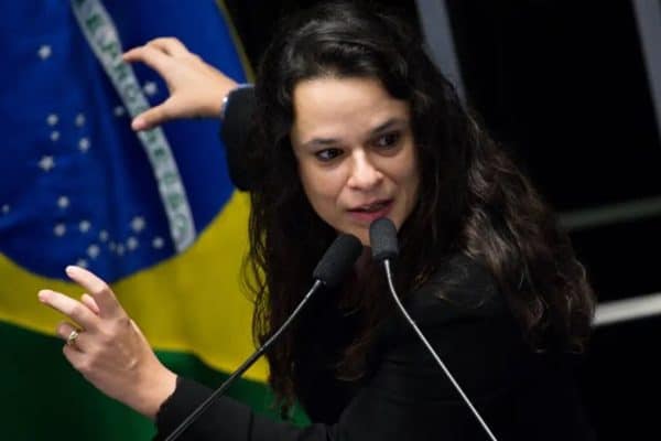 Jingle de Flávio Bolsonaro faz Janaína Paschoal, autora do impeachment de Dilma, dançar