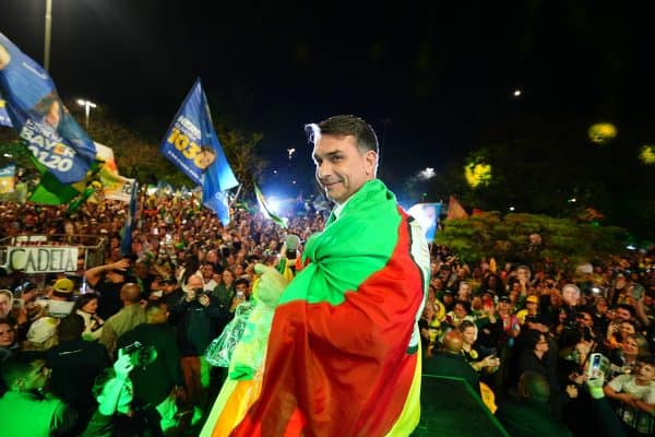 Flávio Bolsonaro e o vazamento de informações que abala sua candidatura