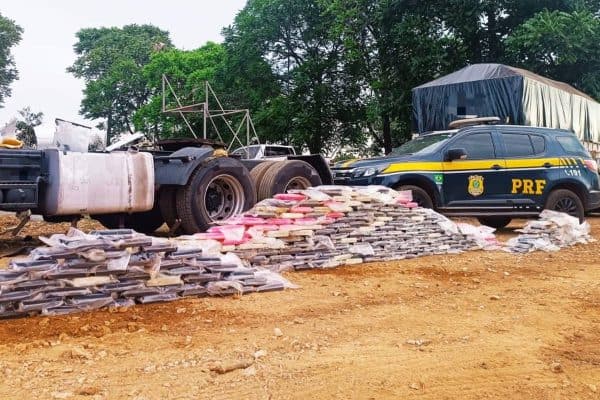 PRF encontra 300 kg de cocaína em tanque de caminhão no MS; motorista é preso