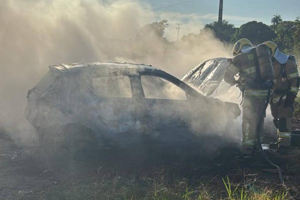 Carro pega fogo em Sobradinho; proprietário não estava presente no local